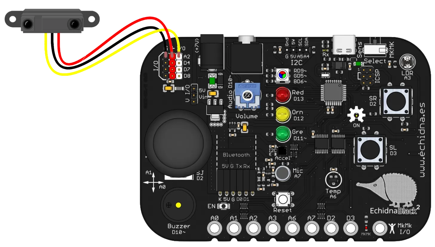 El sensor de distancia de infrarrojos conectado a la EchidnaBlack2: el cable negro a GND, el rojo a +V y el amarillo a la señal de A2, en los conectores I/O de la parte superior izquierda.